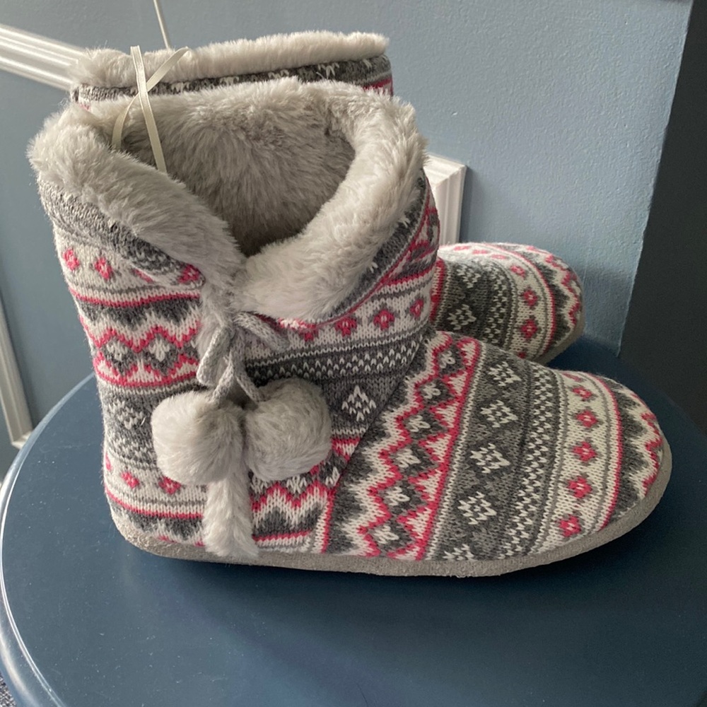 BNWOT - New cozy slippers size 7/8.